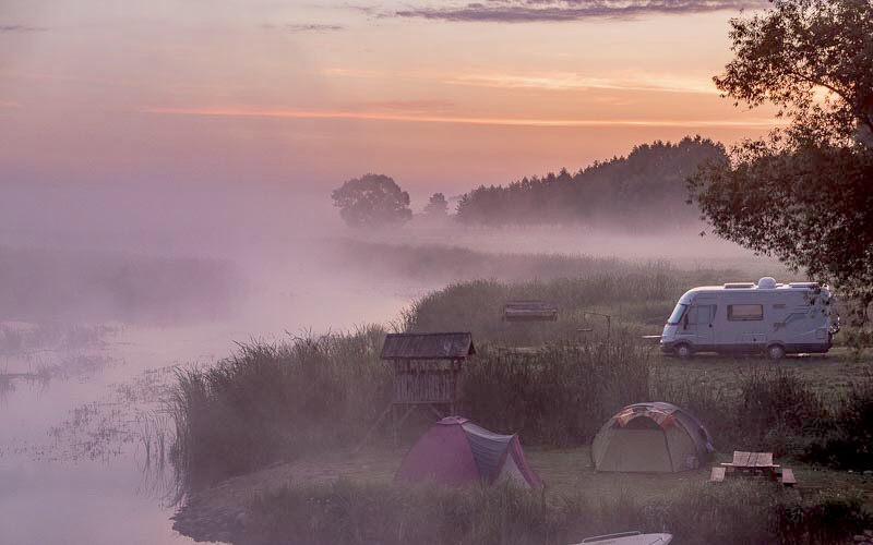 kamper namioty rzeka wschód słońca mgły pole namiotowe, wakacje kamperem, wypożyczenie kampera
