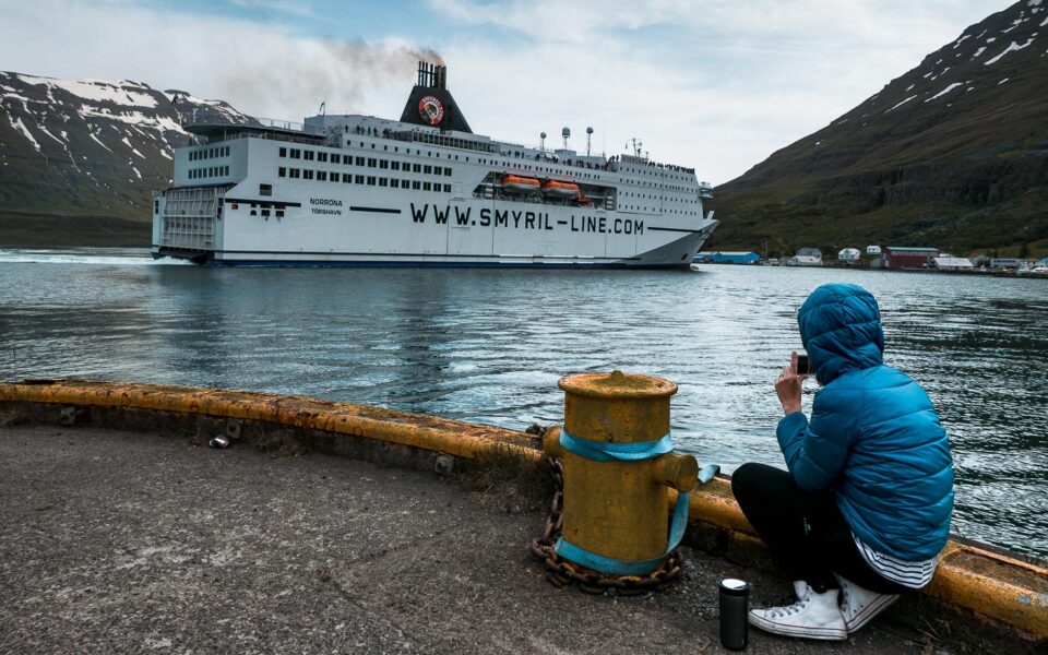 Prom Smyriline dopływający na Islandię