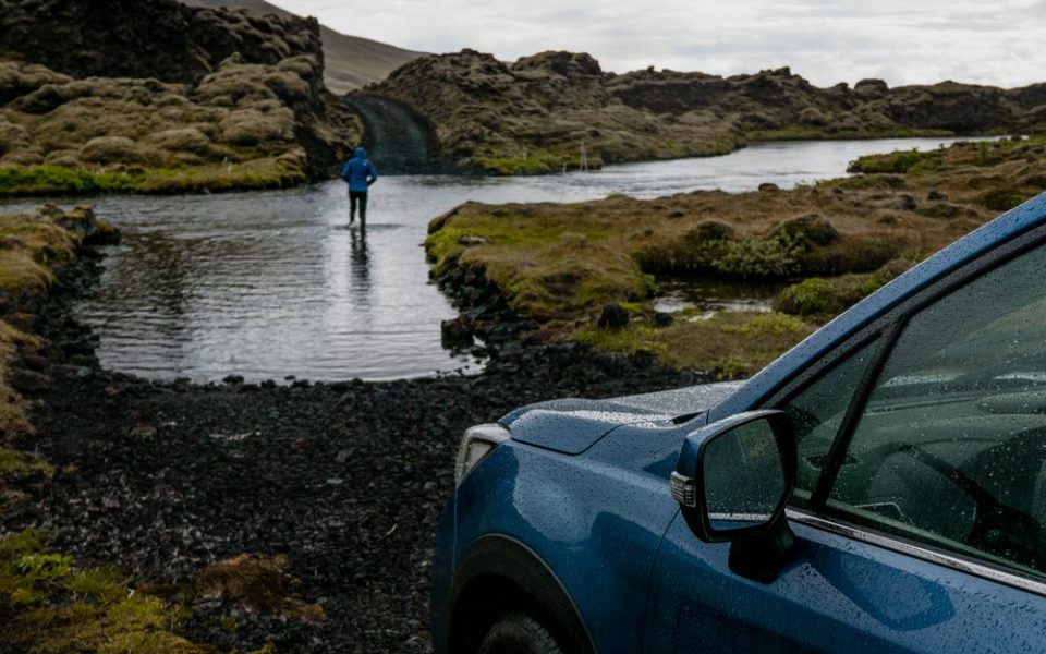 przekraczanie brodu rzeki na drodze F206 na Islandii