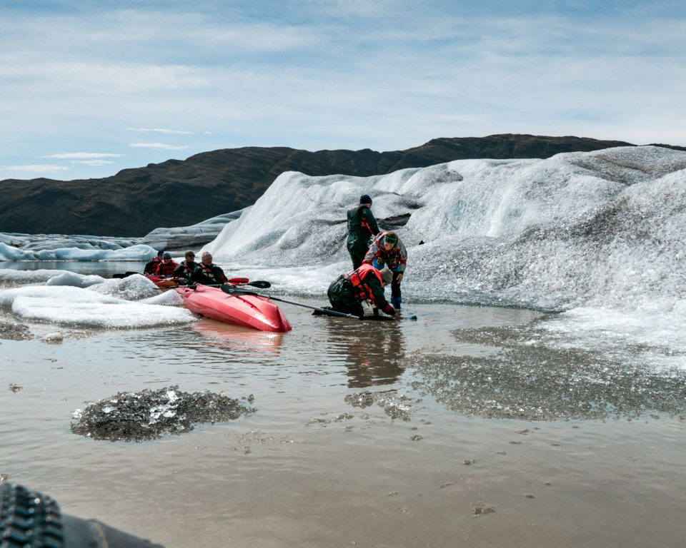 południe Islandii - wywrotka w czasie przepływania między dwiema górami lodowymi