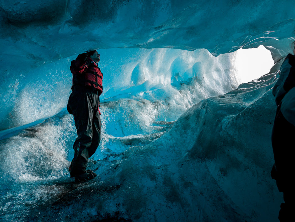południe Islandii - jaskinia w dryfującej, po lagunie, górze lodowej