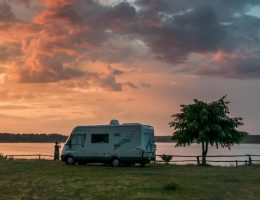 do kampera. zachód słońca jezioro drzewo chmury, kawa w krzakach, wakacje kamperem, wypożyczenie kampera, wynajem kampera