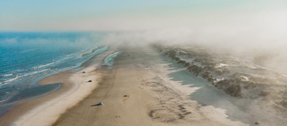 widok na plażę z mgłami z drona