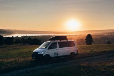 nomadzi. bus przerobiony na mieszkanie, którego wypożyczyliśmy z firmy Lost Road
