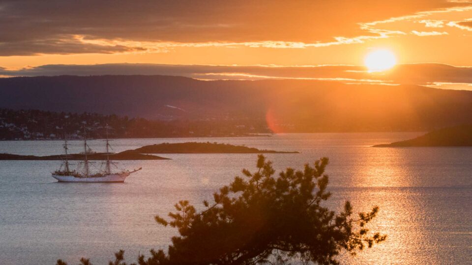 cisza; żaglowiec Cristian Radach na kotwicy na fiordzie