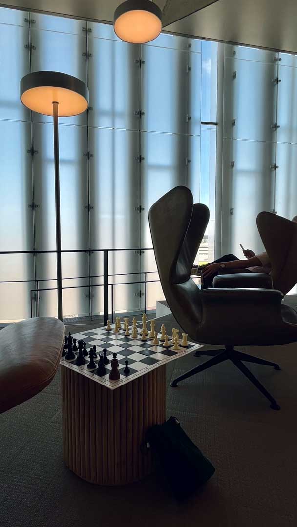 cisza, fotel z szachami bibliotece w Oslo