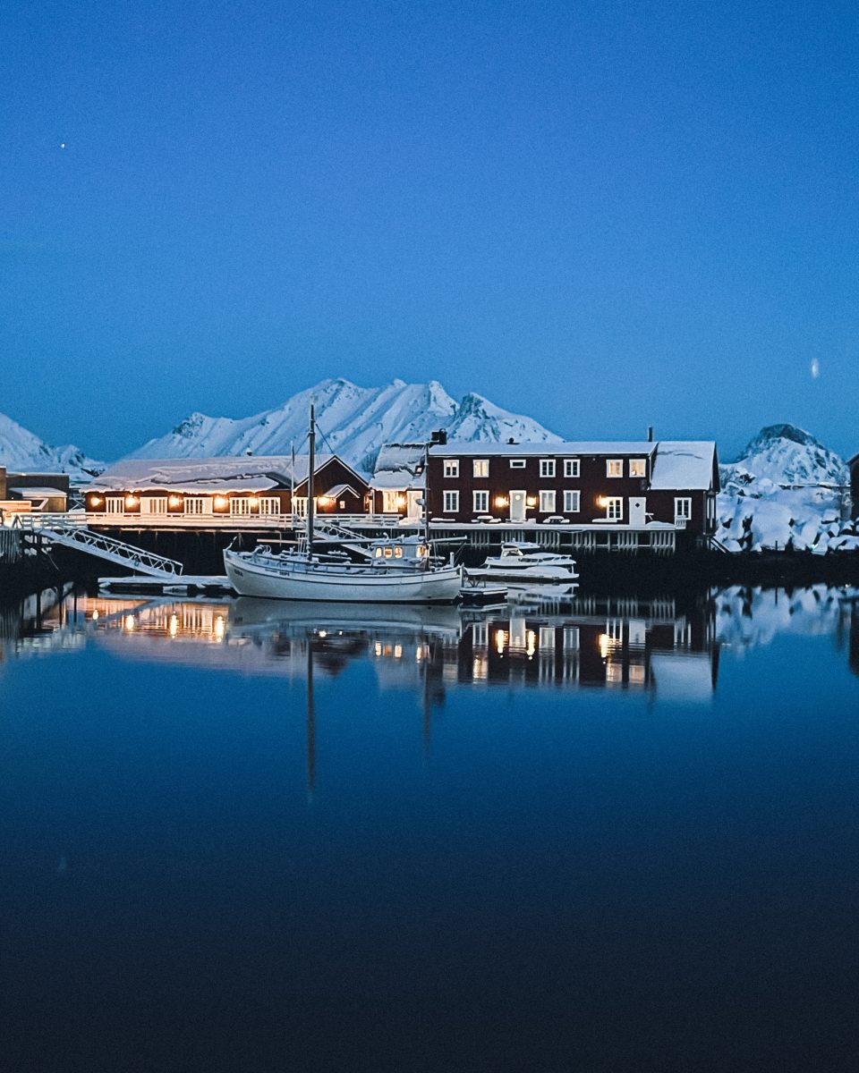 od 6 miesięcy mieszkamy w kamperze ...w Arktyce, widok na zabudowania rybackiej wioski
